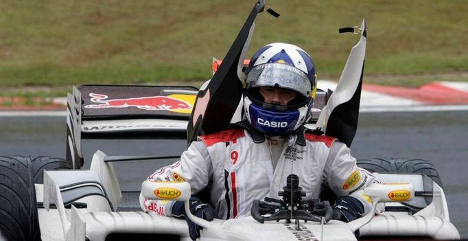 David Coulthard opouští svůj vůz havarovaný vůz.