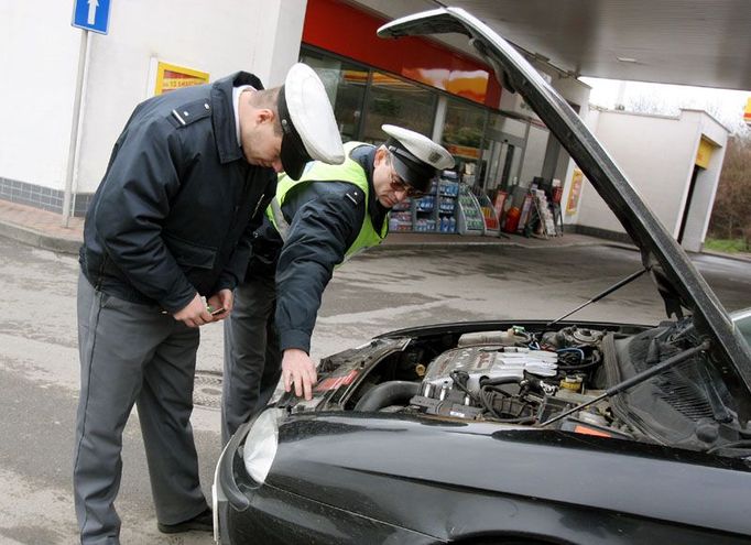 Policisté kontrolují výrobní číslo na motoru.