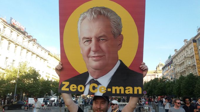 Po celé republice probíhaly demonstrace proti Miloši Zemanovi a Andreji Babišovi. Ale za měsíc to může být jinak, může se na ně zapomenout.