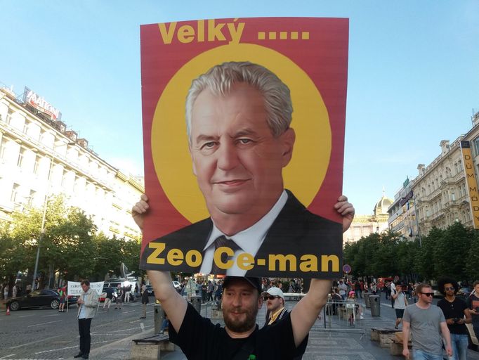 Jeden z demonstrantů s doma vyrobeným plakátem.