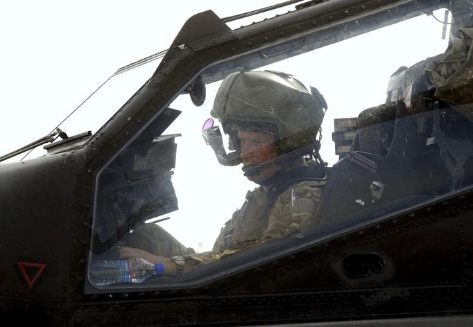 Britain's Prince Harry sits in the cockpit of an Apache helicopter in Camp Bastion, southern Afghanistan in this photograph taken October 31, 2012, and released January 21, 2013. The Prince, who is serving as a pilot/gunner with 662 Squadron Army Air Corps, is on a posting to Afghanistan that runs from September 2012 to January 2013. Photograph taken October 31, 2012. REUTERS/John Stillwell/Pool (AFGHANISTAN - Tags: MILITARY POLITICS SOCIETY ROYALS CONFLICT) Published: Led. 21, 2013, 8 odp.