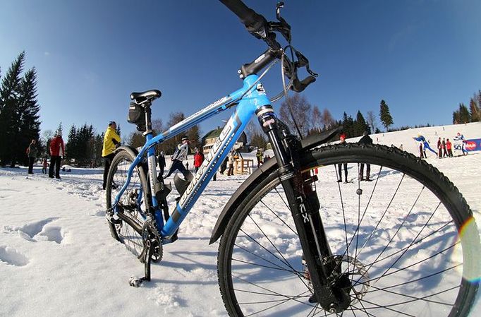 Jizerská padesátka je také cyklistický závod. Ovšem úplně v jinou roční dobu. Druhý lednový víkend přijeli do Bedřichova převážně lyžaři.