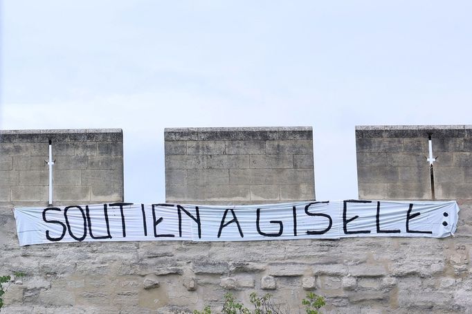 Nápis Podporujeme Gisele vyvěsili obyvatelé Avignonu, kde probíhá soud s mužem, který nechával devět let znásilňovat svou omámenou ženu.