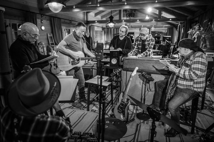 Bruce Springsteen a členové E Street Bandu.