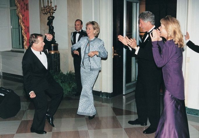 Tancuj, tancuj, vykrúcaj... I prezidenti tančí. Washington, září 1998. Václav a Dagmar Havlovi na státní návštěvě u Billa a Hilary Clintonových si v Bílém domě zadováděli. Druhá cena