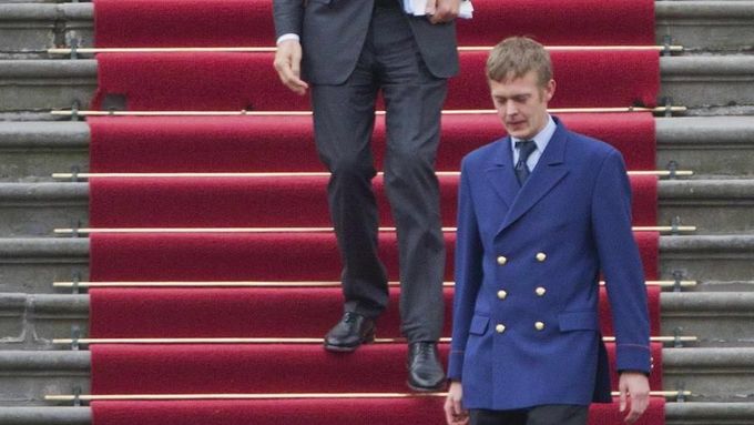 Nizozemský premiér Mark Rutte (nahoře) opouští královský palác, kde zrovna předal svou rezignaci.