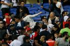 Podle agentury AFP dorazilo na zápas kolem patnácti tisíc tureckých fanoušků a problémy dělali už před zápasem.