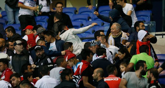 Řádění fanoušků před zápasem Lyon - Besiktas