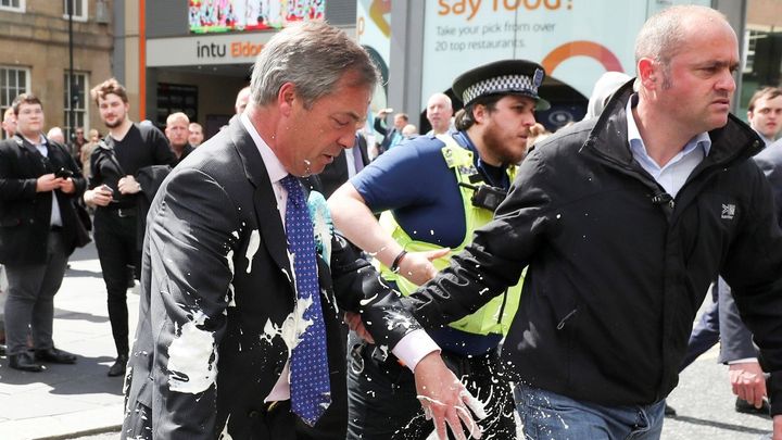 U autobusu Nigela Farage postávali lidé v kuklách. Chtěli na něj zaútočit koktejly