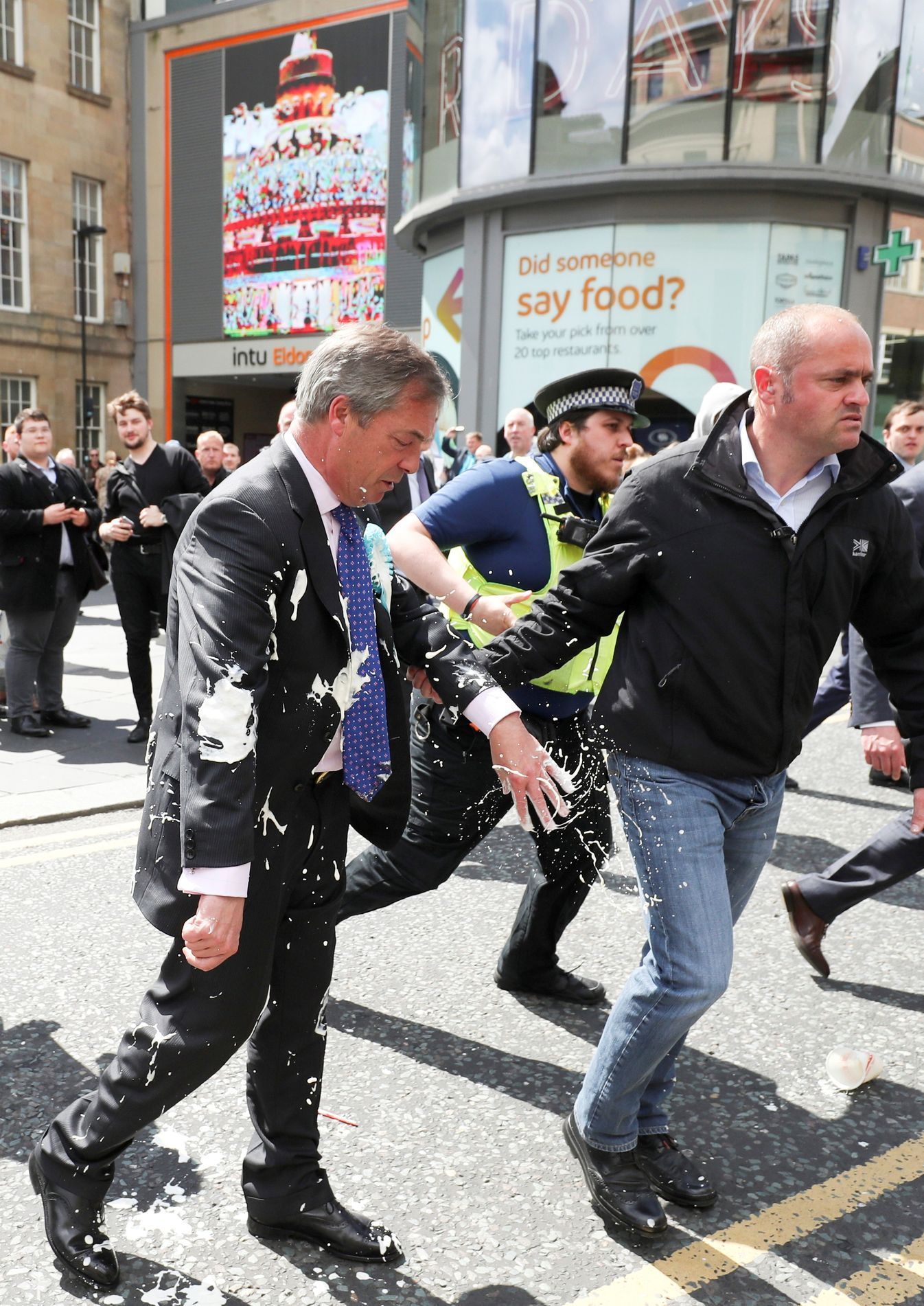 Nigel Farage politý mléčným koktejlem ve městě Newcastle