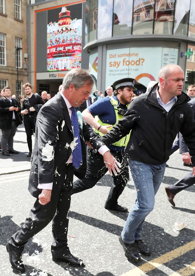 Nigel Farage politý mléčným koktejlem ve městě Newcastle