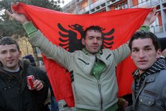 Nezávislost Kosova živě: Kdo neskáče, není... Albánec