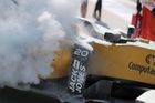 Video: Magnussenův Renault vzplál v boxech, v Sepangu byl první den nejrychlejší Hamilton,