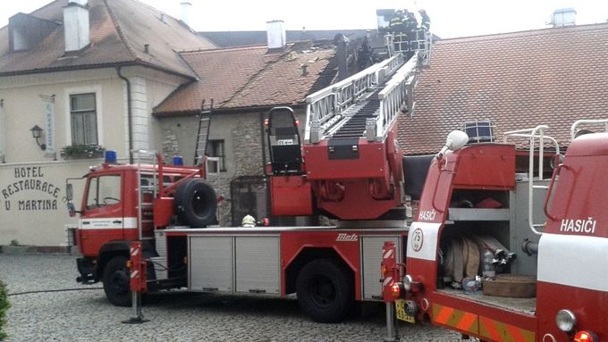 Zasahující hasiči při požáru v Rožmberku nad Vltavou.