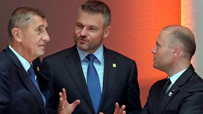 Andrej Babiš, slovenský premiér Peter Pellegrini a premiér Malty Joseph Muscat diskutují před summitem EU v Bruselu, 30. června 2019.