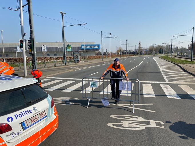 Uzavřená příjezdová silnice k sídlu NATO v Bruselu.