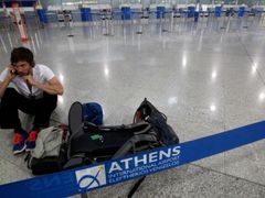 Letištní hala v Aténách dnes dopoledne zela prázdnotou