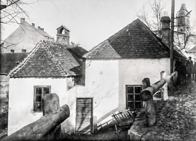 Dobová fotografie domu Josefa Kmenta, který stával naproti Kohnovu mlýnu v Třebíči. Cca 20. léta 20. století