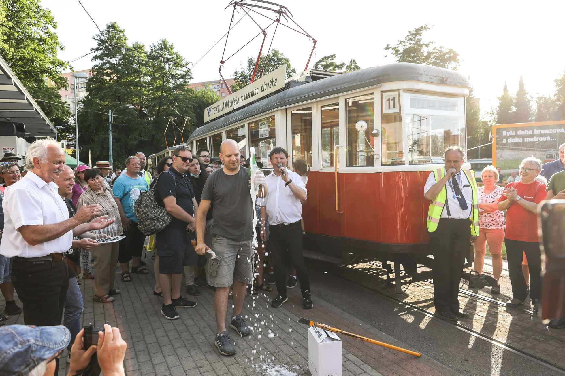 Průvod tramvají, tramvaj, trať Jablonec nad Nisou - Liberec, loučení, rozchod kolejí 1000 milimetrů, šotouš