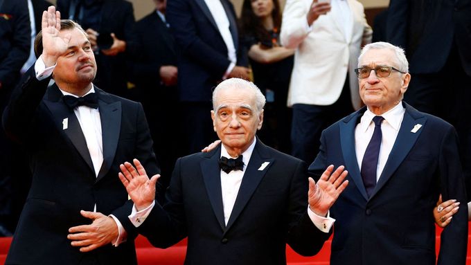 Herec Leonardo DiCaprio, režisér Martin Scorsese a herec Robert De Niro při sobotní premiéře Killers of the Flower Moon v Cannes.
