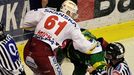 ... s tím se nechtěl nechat smířit domácí Josef Řezníček a přestože je o mnoho centimetrů menší než Micka (#61, HC Slavia Praha), rozhodl se řešit situaci pěstmi.