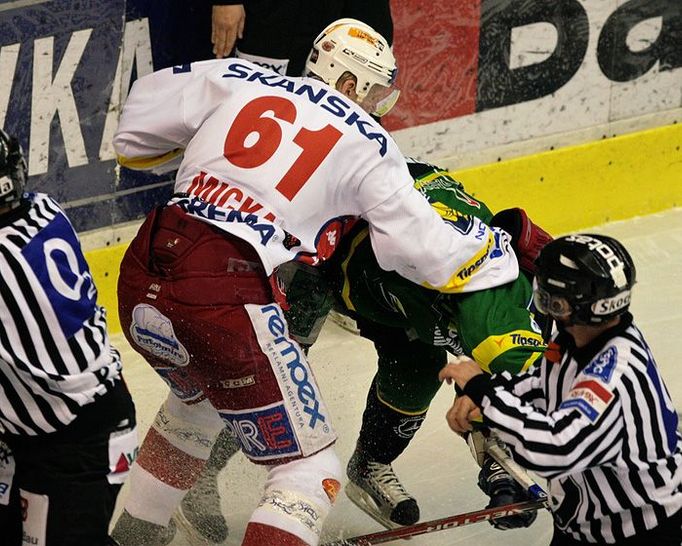 ... s tím se nechtěl nechat smířit domácí Josef Řezníček a přestože je o mnoho centimetrů menší než Micka (#61, HC Slavia Praha), rozhodl se řešit situaci pěstmi.