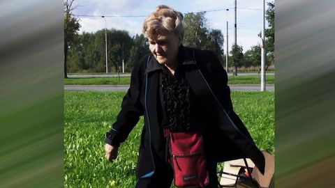 Anděl Petrohradu. 79letá žena obdarovává důchodce jídlem a oblečením