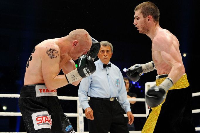 Český boxer Lukáš Konečný v prohraném souboji o titul Mistra světa v lehké střední váze WBO s Čečencem Zaurbekem Bajsangurovem.