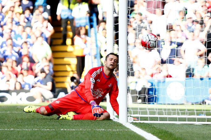 PL, Chelsea-Swansea City: Lukasz Fabianski (Swansea) dostává gól