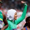Běžkyně Saudské Arábie Sarah Attarová zdraví diváky během závodu na 800 metrů na OH 2012 v Londýně.