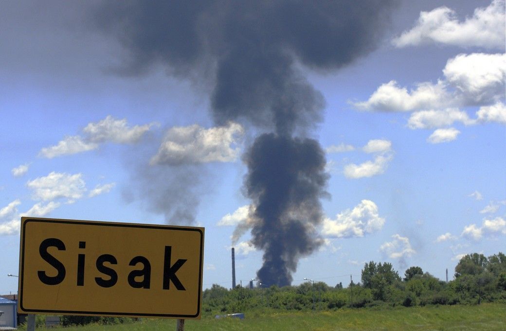 Požár ropné rafinérie v chorvatském Sisaku