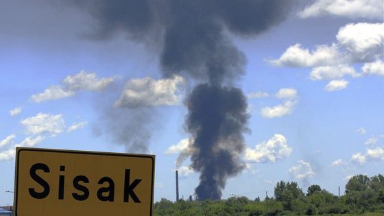 Požár ropné rafinérie v chorvatském Sisaku