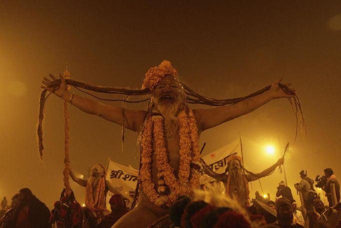 Naga sadhus, or Hindu holymen, arrive to attend the first 'Shahi Snan' (grand bath) at the ongoing "Kumbh Mela", or Pitcher Festival, in the northern Indian city of Allahabad January 14, 2013. During the festival, Hindus take part in a religious gathering on the banks of the river Ganges. "Kumbh Mela" will return again to Allahabad in 12 years. REUTERS/Jitendra Prakash (INDIA - Tags: RELIGION SOCIETY) Published: Led. 14, 2013, 7:39 dop.