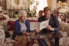 Obamovi žertovali přes internet s princem Harrym. Zábavy se zúčastnila i Alžběta II.