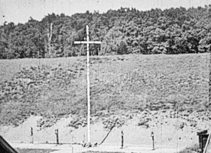 Pohled na autentické kůly na popravišti, u něhož umíraly oběti Heydrichiády. Reprofoto z dobové filmové nahrávky z května 1946, která byla pořízena na Kobyliské střelnici