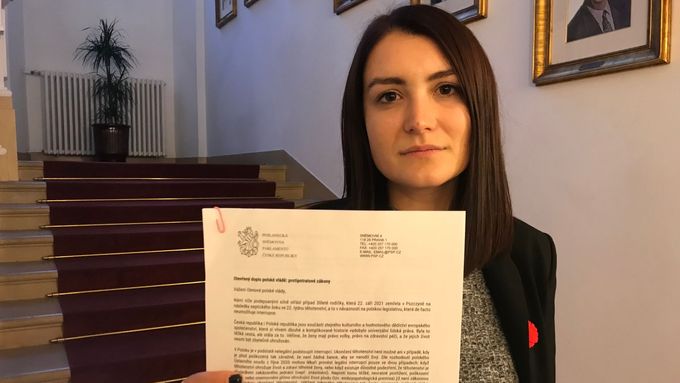 Pirátská poslankyně Klára Kocmanová s dopisem, ve kterém kritizuje polskou vládu. Před odesláním se obrátila s žádostí o podporu na všechny poslance.