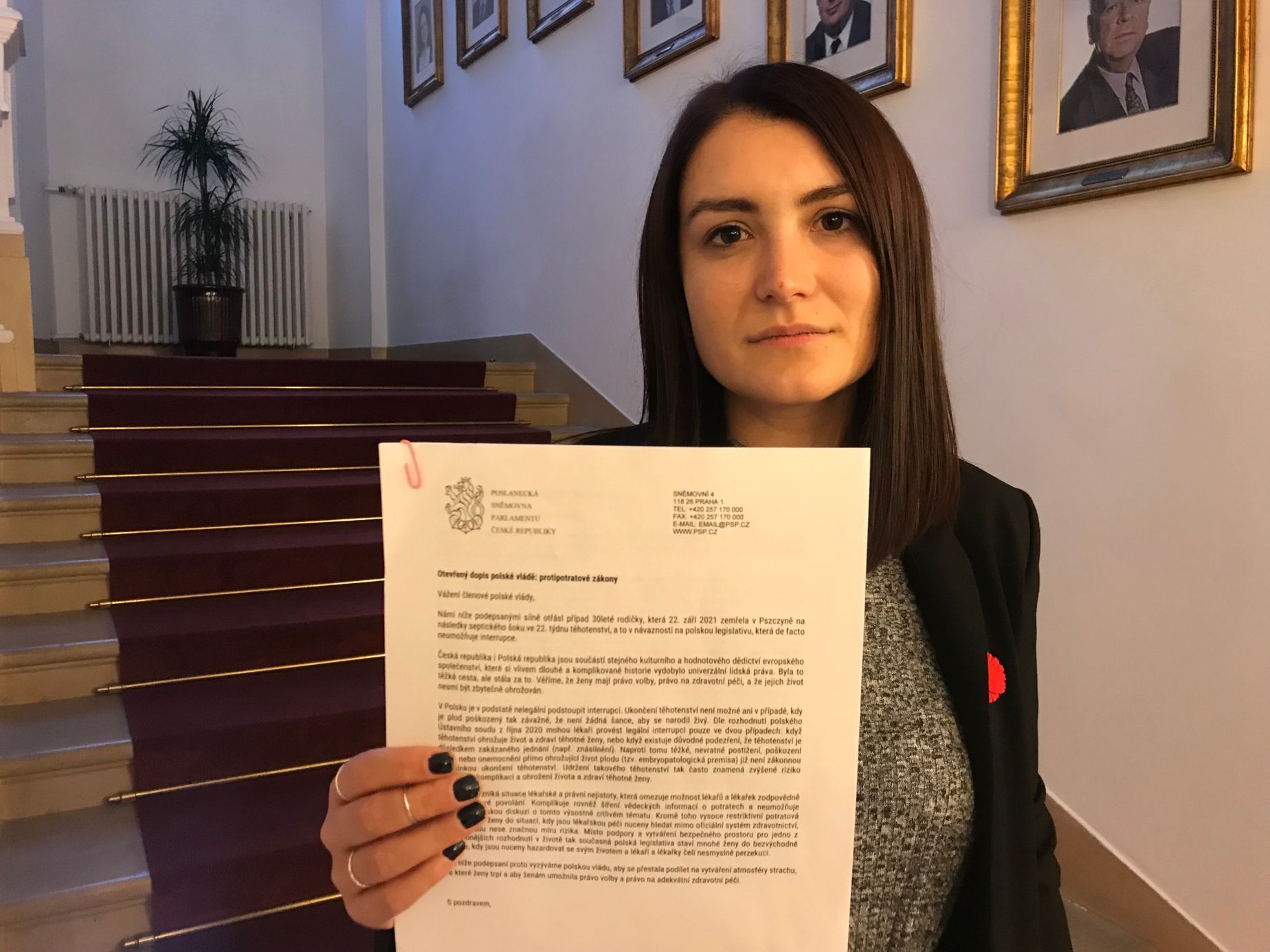 Pirátská poslankyně Klára Kocmanová s dopisem, ve kterém kritizuje polskou vládu za to, jak přistupuje k ženám, které mají zájem o interrupci.