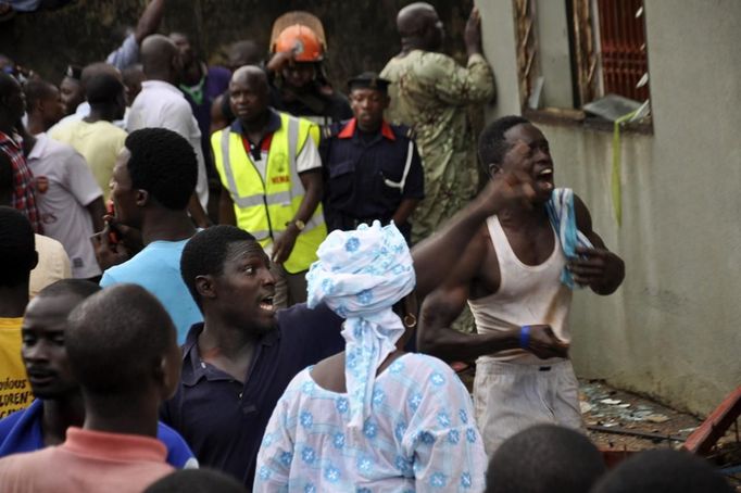 People react at the scene of a plane crash in Nigeria's commercial capital Lagos, June 3, 2012. A passenger plane carrying nearly 150 people crashed into a densely populated part of Lagos on Sunday, in what looked like a major disaster in Nigeria's commercial hub. There was no early word from airline or civil aviation authority officials in the West African country on casualties. REUTERS/Stringer (NIGERIA - Tags: DISASTER TRANSPORT) QUALITY FROM SOURCE Published: Čer. 3, 2012, 6:41 odp.