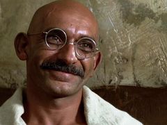 Ben Kingsley jako Gándhí.
