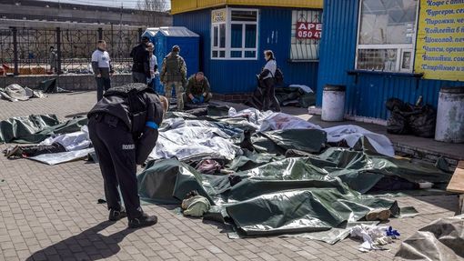 Nádraží ve městě Kramatorsk na východě Ukrajiny zasáhly ruské střely. Zemřely desítky lidí.