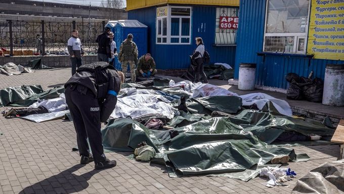 Oběti ruského ostřelování nádraží Kramatorsk.