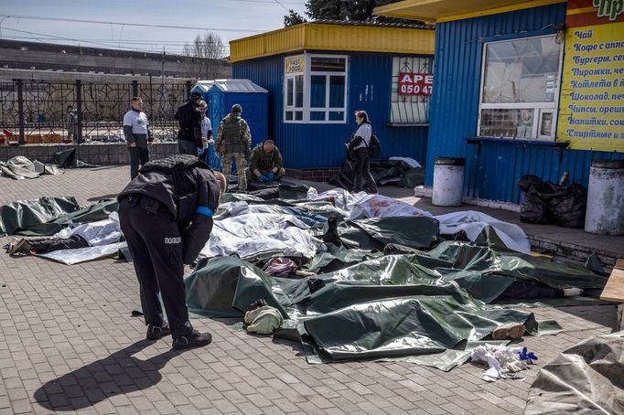 Nádraží ve městě Kramatorsk na východě Ukrajiny zasáhly ruské střely. Zemřely desítky lidí.