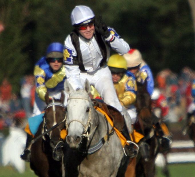 ŘÍJEN - 117. ročník Velké pardubické Steeplechase vyhrál po 70 letech bílý kůň. Bělka Sixteen v sedle s Dušanem Andrésem přepsala historii a zvítězila před Decent Fellowem a Eliškou Přemyslovnou. Během dostihu ovšem došlo k tragické události, když došlo k závažné kolizi na Taxisově příkopu. Z toho nejhůře dopadl hnědák Cieszymir, který si v pádu zlomil nohu a musel být ještě na trati utracen.  