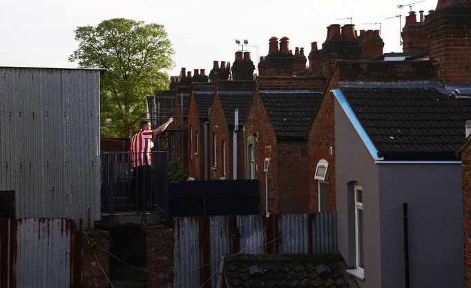 Do sektoru hostů se na Kenilworth Road jde nad dvorky obytných domů, které jsou v těsné blízkosti stadionu.