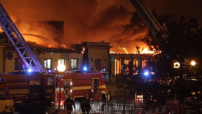 Část střechy levého křídla Průmyslového paláce se kvůli žáru zřítila