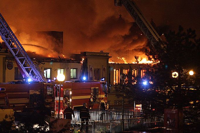 Část střechy levého křídla Průmyslového paláce se kvůli žáru zřítila