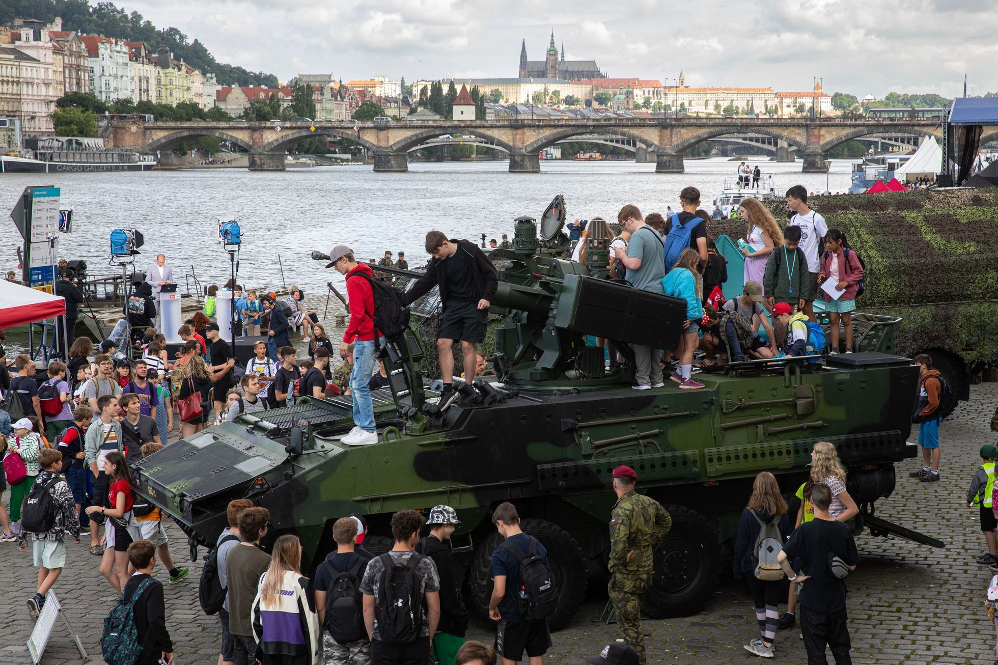 Armáda na Náplavce v Praze, 30 let výročí, vojáci, cvičení, děti, Náplavka