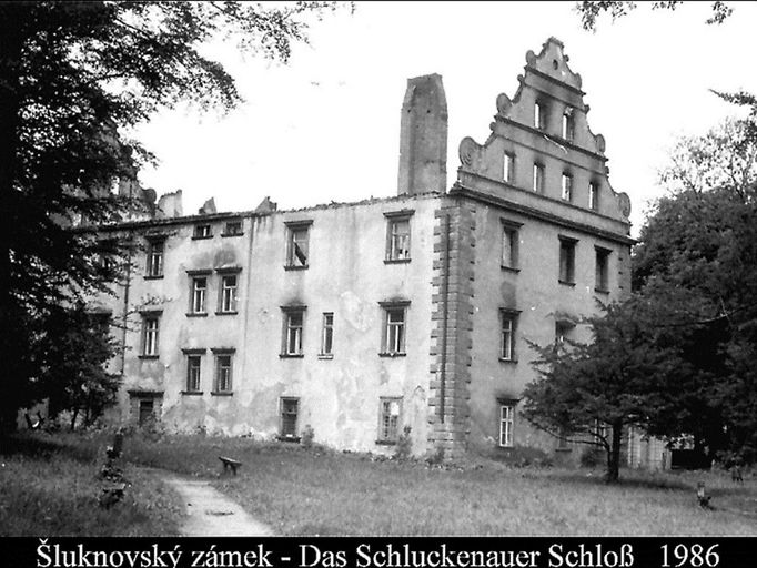 Šluknovský zámek na archivní fotografii z roku 1986.