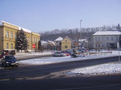 Náměstí ve Všetatech. Vlevo je budova základní školy, kterou Palach navštěvoval.