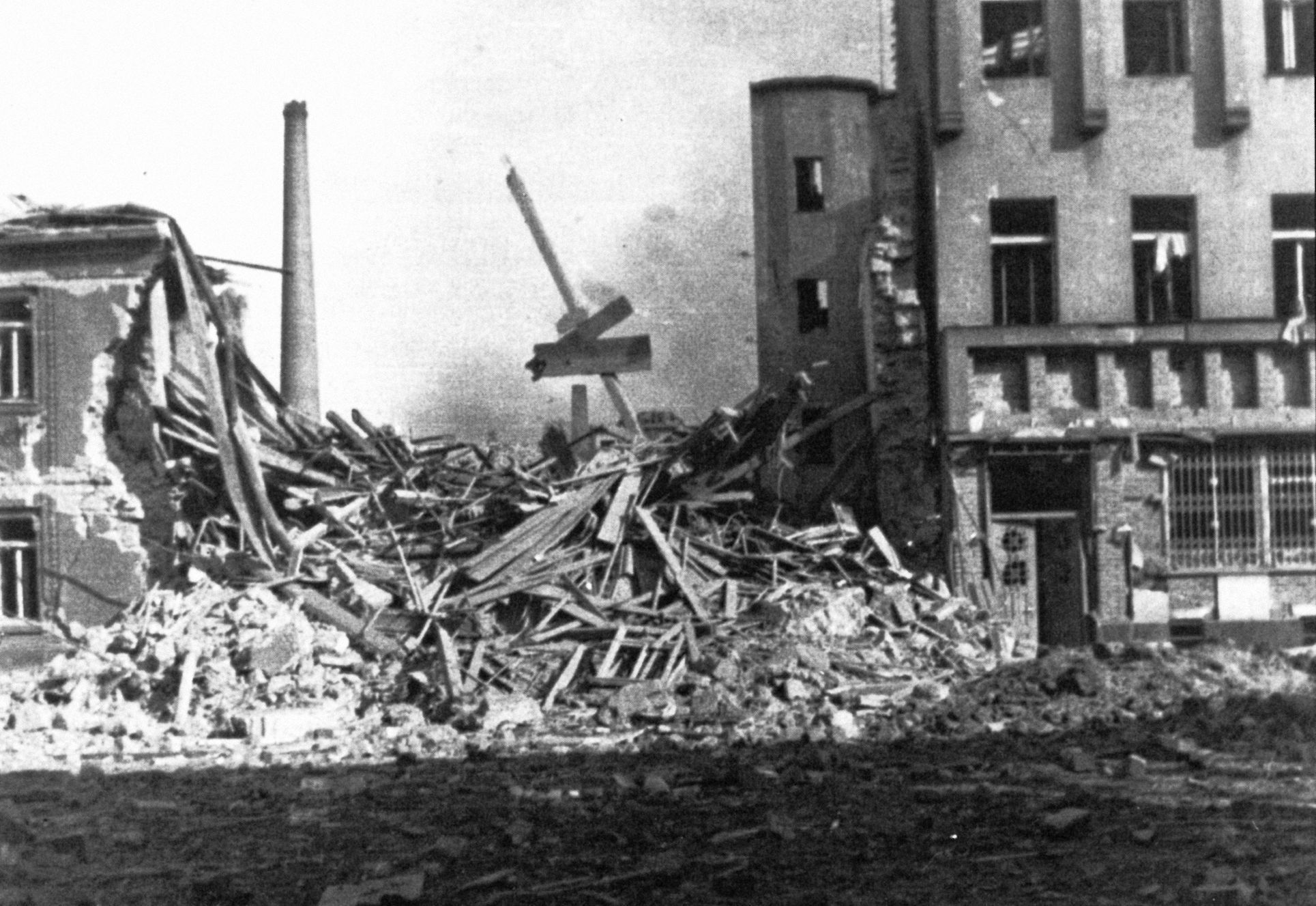 Jednorázové užití / Fotogalerie / Tak po ničivém náletu 22. 3. 1945 americké bomby zdevastovaly Kralupy nad Vltavou / New